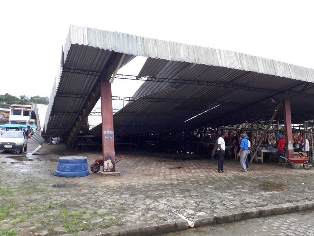 Prefeito se reúne com Secretarias e Defesa Civil para avaliar danos causados pela ventania e chuvas